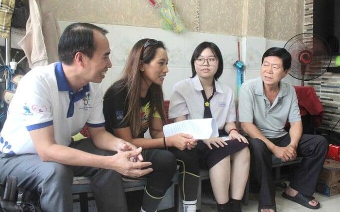  Phương Hy không còn ngại ngùng trước những người từng xa lạ. Năm năm đồng hành đã biến những cuộc gặp thành tình thân. 