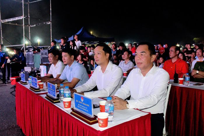 Các đồng chí lãnh đạo dự đêm hội trăng Rằm xã Đại Đình.