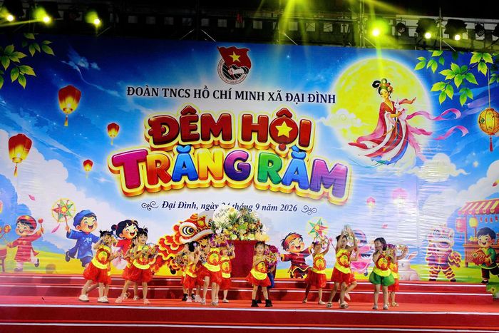 Tiết mục văn nghệ đặc sắc của các em thiếu nhi tại đêm hội trăng Rằm.