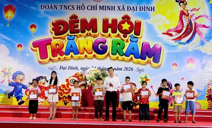 Bí thư Tỉnh Đoàn Phú Thọ Bùi Đức Giang trao quà cho các em thiếu nhi xã Đại Đình có hoàn cảnh khó khăn.