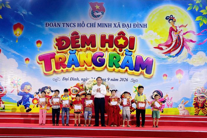Bí thư Đảng ủy, Chủ tịch HĐND xã Đại Đình Trần Thái Sơn trao quà cho các em thiếu nhi có hoàn cảnh khó khăn.