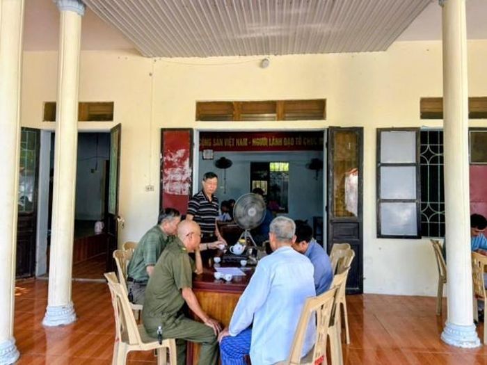 Đồng chí Lê Văn Nhàn, Bí thư Chi bộ thôn Hòa Bình, xã Hà Trung, tỉnh Thanh Hóa, hướng dẫn đảng viên trong thôn cài đặt ứng dụng và sử dụng tài khoản điện tử trên điện thoại thông minh.