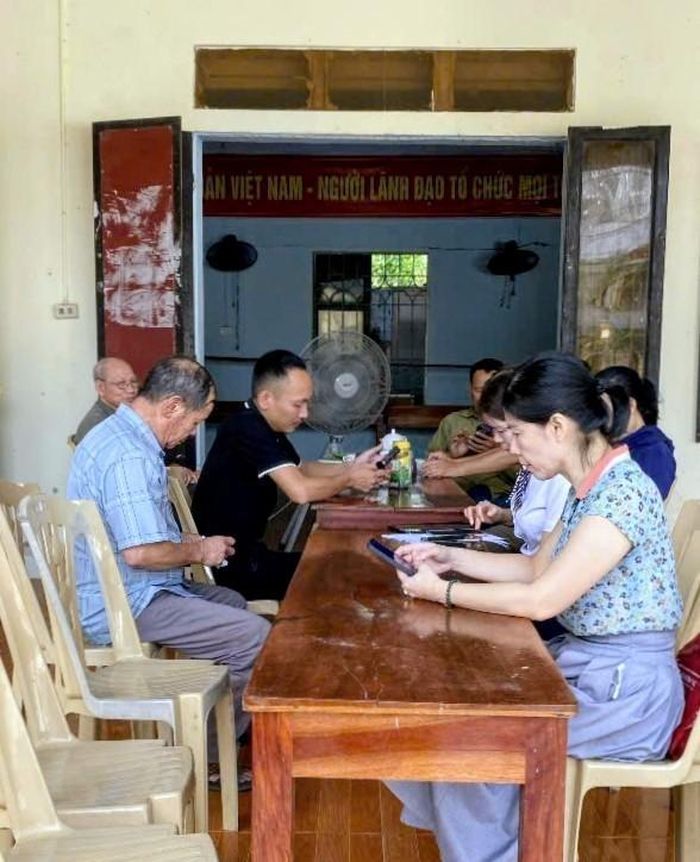 Chi bộ thôn Hòa Bình, xã Hà Trung, tỉnh Thanh Hóa phối hợp với tổ công tác của xã hướng dẫn đảng viên và người dân cài đặt các ứng dụng, sử dụng tài khoản điện tử trên điện thoại thông minh.