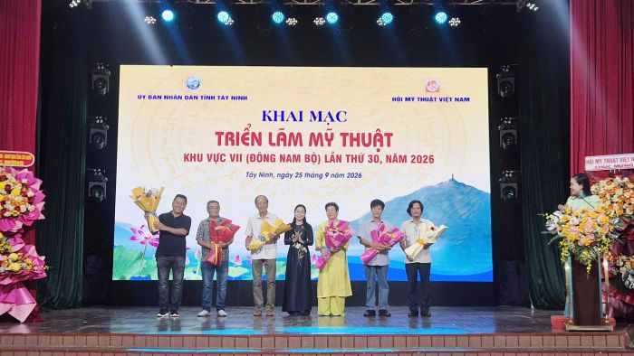 Triển lãm Mỹ thuật khu vực Đông Nam Bộ lần thứ 30 tạo không gian giao lưu, giới thiệu các tác phẩm mỹ thuật đến công chúng. Ảnh: Bình Minh