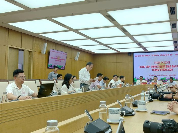 Đại biểu cung cấp thông tin tại Hội nghị giao ban báo chí tháng 9/2026.