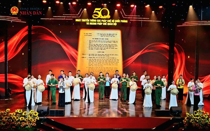 Với chủ đề "Kỷ cương mở lối quân hành", chương trình tái hiện chặng đường 50 năm của ngành pháp chế Quân đội