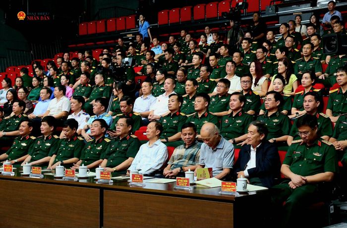 Các đại biểu tham dự Chương trình nghệ thuật chính luận “Kỷ cương mở lối quân hành”.