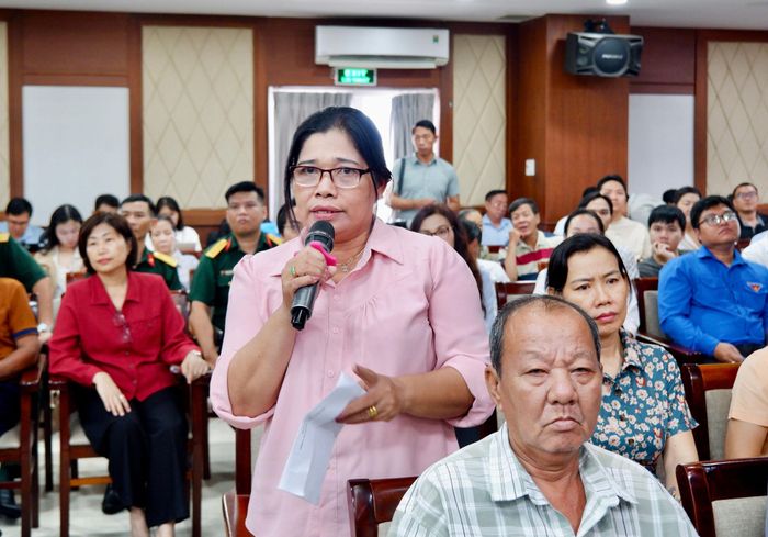Cử tri phát biểu tại hội nghị. Ảnh: Hoa Lê