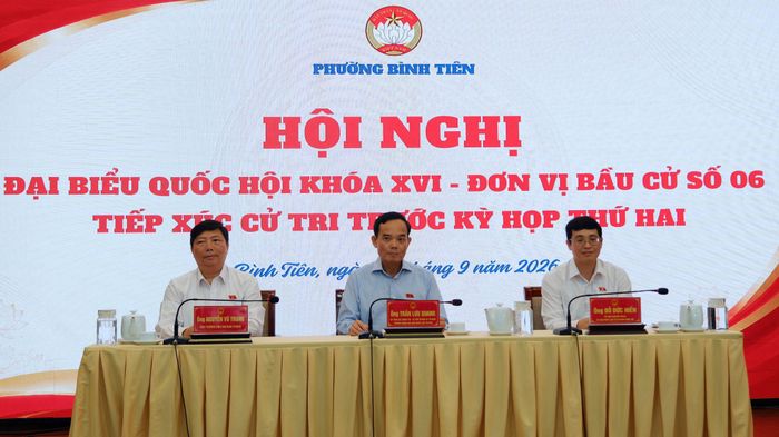 Bí thư Thành ủy, Trưởng Đoàn ĐBQH thành phố Trần Lưu Quang và các ĐBQH tại hội nghị tiếp xúc cử tri. Ảnh: Hoa Lê