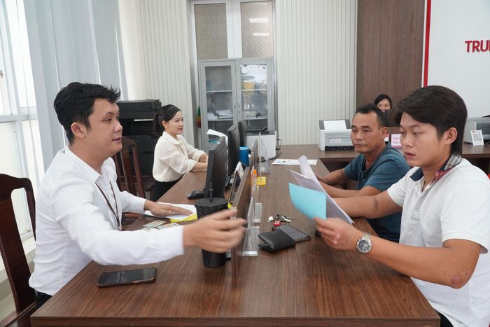 Khối lượng công việc của cán bộ cơ sở ngày càng lớn, đòi hỏi chất lượng phải được nâng cao. Ảnh: Tấn Tài