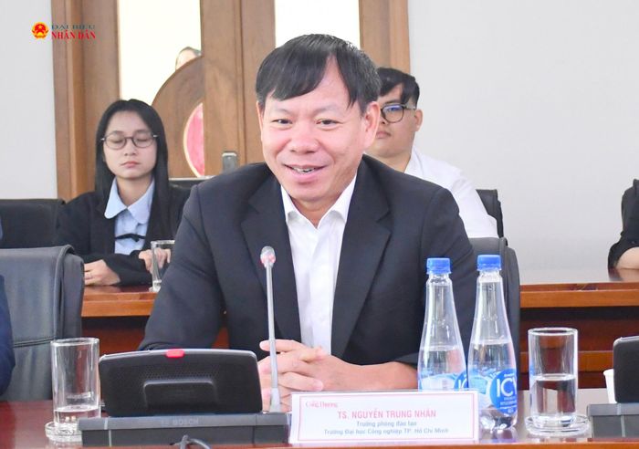 Trưởng phòng Đào tạo, Trường đại học Công nghiệp TP. Hồ Chí Minh Nguyễn Trung Nhân trao đổi tại toạ đàm