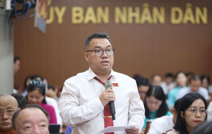 Các đại biểu trao đổi tại kỳ họp. Ảnh: Văn Dũng
