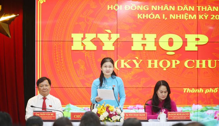 Chủ tịch HĐND TP. Đồng Nai Tôn Ngọc Hạnh chủ trì Kỳ họp. Ảnh: Văn Dũng