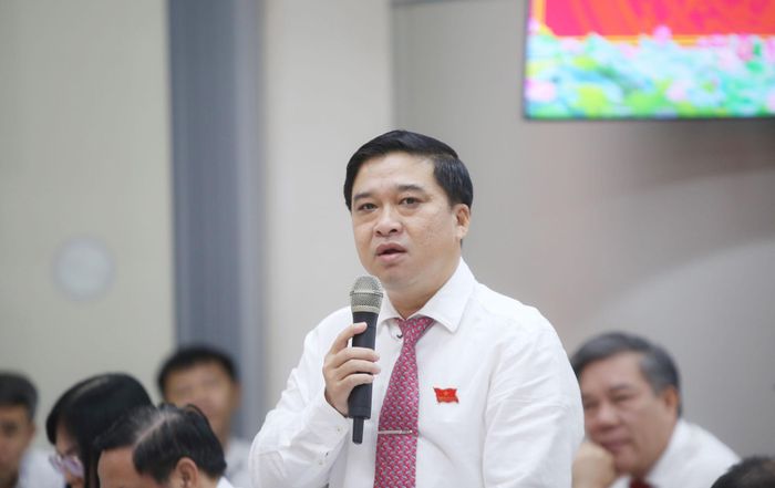 Phó Chủ tịch UBND TP. Đồng Nai Hồ Văn Hà trao đổi với các đại biểu tại kỳ họp. Ảnh: Văn Dũng