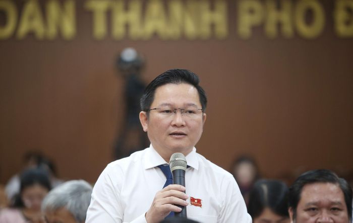 Đại biểu Nguyễn Hữu Nguyên, Bí thư Đảng uỷ phường Long Thành nêu ý kiến đối với các nghị quyết. Ảnh: Văn Dũng