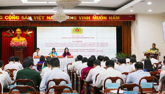 Đại diện Công an TP. Đồng Nai trình bày dự thảo nghị quyết quy định nguyên tắc, tiêu chí, định mức phân bổ vốn ngân sách địa phương thực hiện chương trình mục tiêu quốc gia phòng, chống ma túy đến năm 2030 trên địa bàn TP. Đồng Nai. Ảnh: Văn Dũng