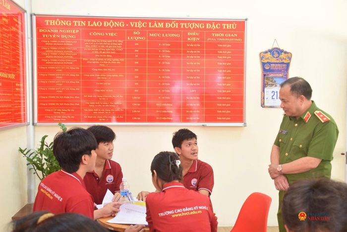 Trung tướng Trần Văn Thiện, Bí thư Đảng ủy, Cục Trưởng C11 tham quan Văn phòng hỗ trợ giới thiệu việc làm cho học sinh, sinh viên và nhóm đối tượng đặc thù.