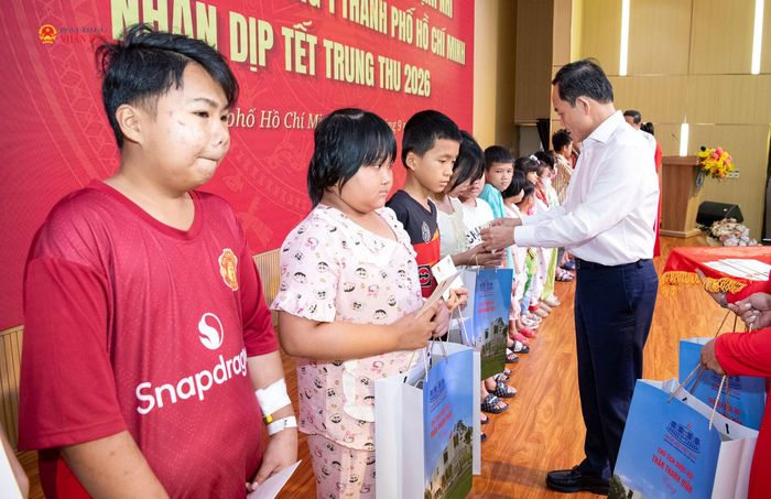 Bí thư Thành ủy, Trưởng Đoàn ĐBQH TP. Hồ Chí Minh Trần Lưu Quang trao quà tặng bệnh nhân nhi tại Bệnh viện Nhi đồng 1 thành phố Hồ Chí Minh nhân dịp Tết Trung thu