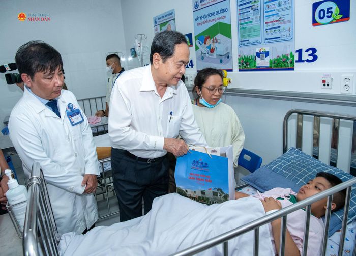 Chủ tịch Quốc hội Trần Thanh Mẫn thăm, tặng quà bệnh nhân nhi tại Bệnh viện Nhi đồng 1 thành phố Hồ Chí Minh nhân dịp Tết Trung thu