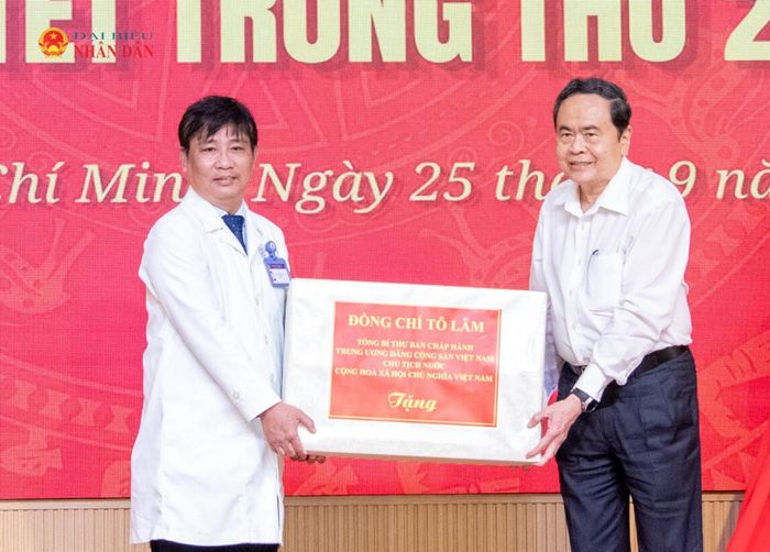 Chủ tịch Quốc hội Trần Thanh Mẫn trao quà của Tổng Bí thư, Chủ tịch nước Tô Lâm tặng các cháu bệnh nhi tại Bệnh viện Nhi đồng 1 thành phố Hồ Chí Minh nhân dịp Tết Trung thu
