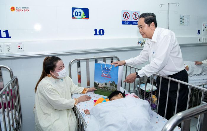 Chủ tịch Quốc hội Trần Thanh Mẫn thăm, tặng quà bệnh nhân nhi tại Bệnh viện Nhi đồng 1 thành phố Hồ Chí Minh nhân dịp Tết Trung thu