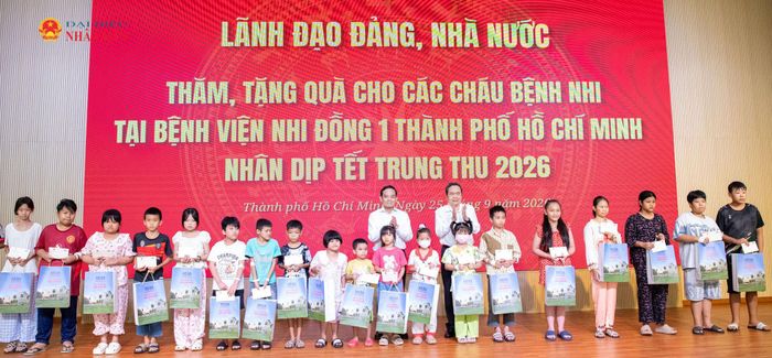 Chủ tịch Quốc hội Trần Thanh Mẫn trao quà tặng các bệnh nhân nhi tại Bệnh viện Nhi đồng 1 thành phố Hồ Chí Minh nhân dịp Tết Trung thu