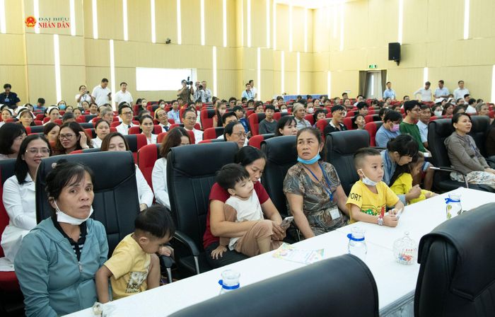 Các bệnh nhân nhi tham dự chương trình