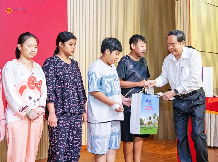 Chủ tịch Quốc hội Trần Thanh Mẫn trao quà tặng các bệnh nhân nhi tại Bệnh viện Nhi đồng 1 thành phố Hồ Chí Minh nhân dịp Tết Trung thu