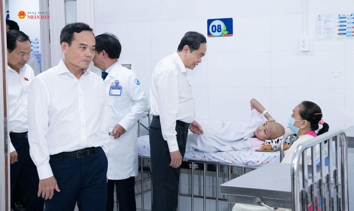 Chủ tịch Quốc hội Trần Thanh Mẫn thăm, tặng quà bệnh nhân nhi tại Bệnh viện Nhi đồng 1 thành phố Hồ Chí Minh nhân dịp Tết Trung thu