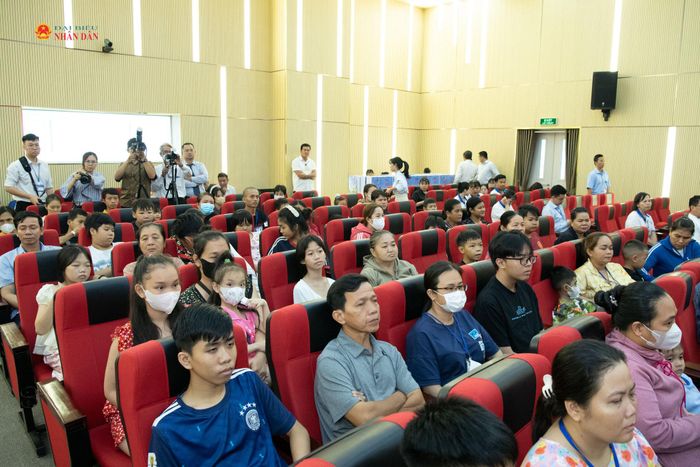 Các bệnh nhân nhi tham dự chương trình