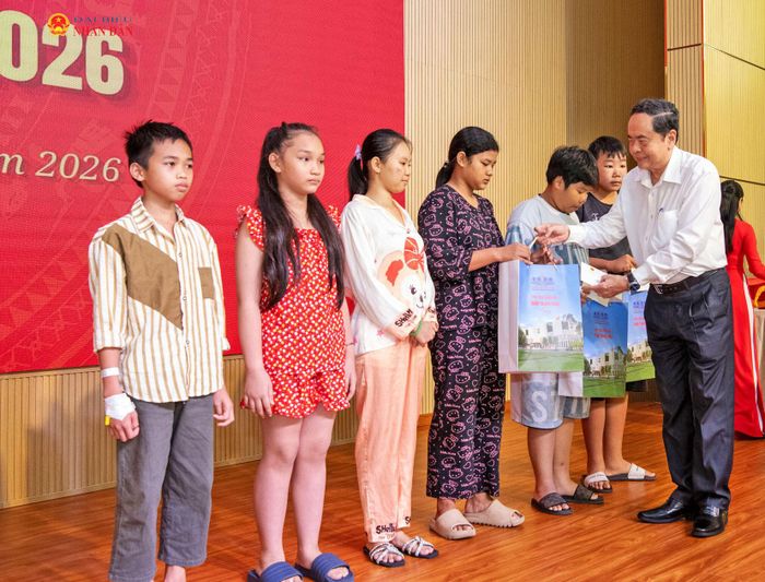 Chủ tịch Quốc hội Trần Thanh Mẫn trao quà tặng các bệnh nhân nhi tại Bệnh viện Nhi đồng 1 thành phố Hồ Chí Minh nhân dịp Tết Trung thu