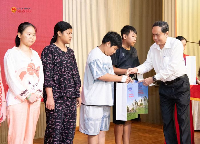 Chủ tịch Quốc hội Trần Thanh Mẫn trao quà tặng các bệnh nhân nhi tại Bệnh viện Nhi đồng 1 thành phố Hồ Chí Minh nhân dịp Tết Trung thu