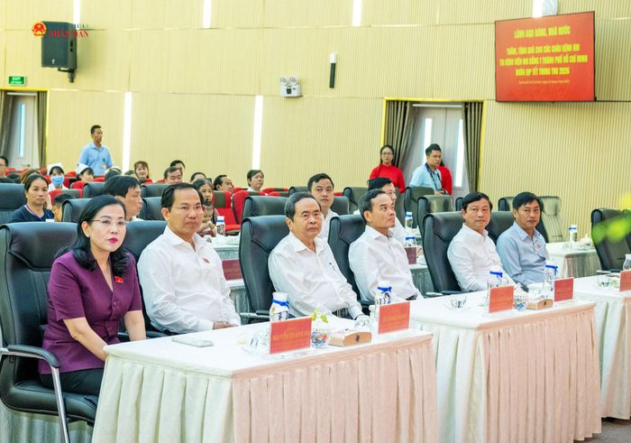 Chủ tịch Quốc hội Trần Thanh Mẫn và các đại biểu thăm, tặng quà bệnh nhi tại Bệnh viện Nhi đồng 1 thành phố Hồ Chí Minh