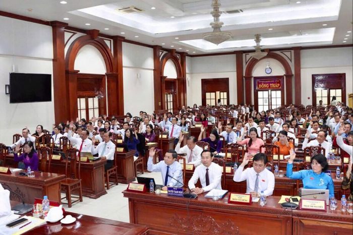 Đại biểu HĐND tỉnh Đồng Tháp biểu quyết thông qua nghị quyết