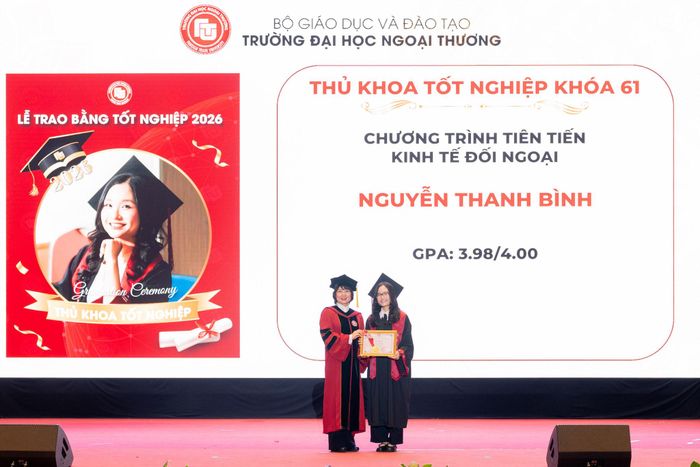Thanh Bình nhận giấy khen và huy chương thủ khoa từ PGS.TS Phạm Thu Hương, Hiệu trưởng Trường Đại học Ngoại thương. Ảnh: NVCC