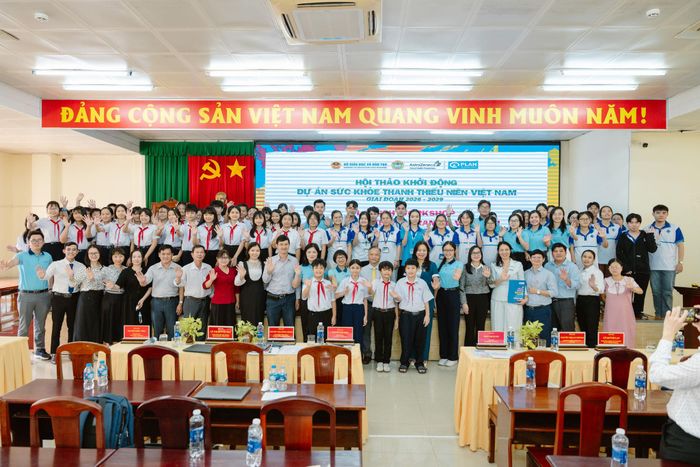Các đại biểu và các em học sinh chụp ảnh lưu niệm