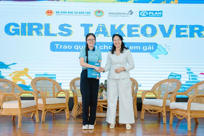 Bà Lê Quỳnh Lan trao quyền Giám đốc Quốc gia tượng trưng cho nữ sinh Nguyễn Hoàng Trúc Anh
