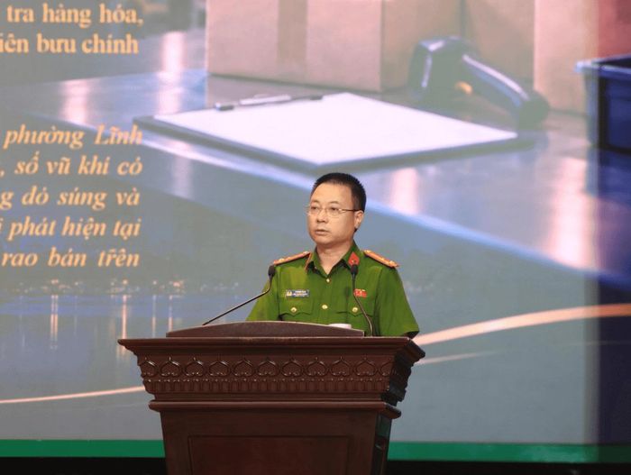 Thượng tá Lý Hoài Nam, Phó Trưởng phòng Cảnh sát Hình sự CATP trao đổi các phương thức, thủ đoạn của các đối tượng tội phạm.