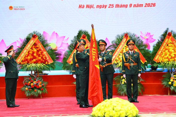 Thừa ủy quyền của Chủ tịch nước, Thượng tướng Nguyễn Văn Gấu trao Huân chương Bảo vệ Tổ quốc hạng Ba tặng Cục Pháp chế Bộ Quốc phòng.