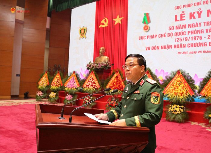 Thiếu tướng Nguyễn Việt Dũng, Cục trưởng Cục Pháp chế Bộ Quốc phòng trình bày diễn văn tại buổi lễ.