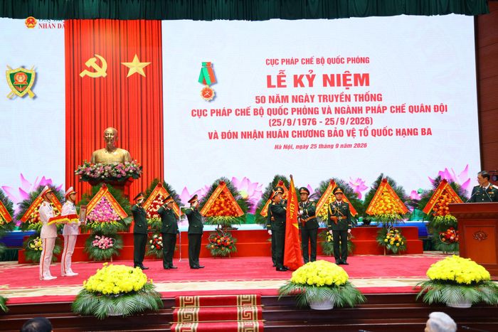 Thừa ủy quyền của Chủ tịch nước, Thượng tướng Nguyễn Văn Gấu trao Huân chương Bảo vệ Tổ quốc hạng Ba tặng Cục Pháp chế Bộ Quốc phòng.