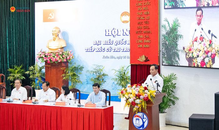Bí thư Thành ủy, Trưởng Đoàn ĐBQH thành phố Hồ Chí Minh Trần Lưu Quang phát biểu tại Hội nghị tiếp xúc cử tri
