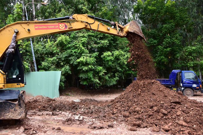 Lực lượng làm nhiệm vụ đã xử lý hơn 200 m³ đất, tiếp tục mở rộng phạm vi tìm kiếm tại Khu A