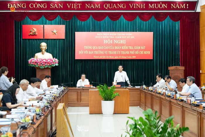 Bí thư Thành ủy, Trưởng đoàn ĐBQH TP. Hồ Chí Minh Trần Lưu Quang phát biểu tại hội nghị