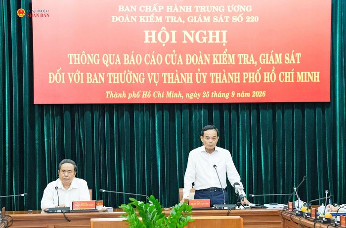 Bí thư Thành ủy, Trưởng đoàn ĐBQH TP. Hồ Chí Minh Trần Lưu Quang phát biểu tại hội nghị