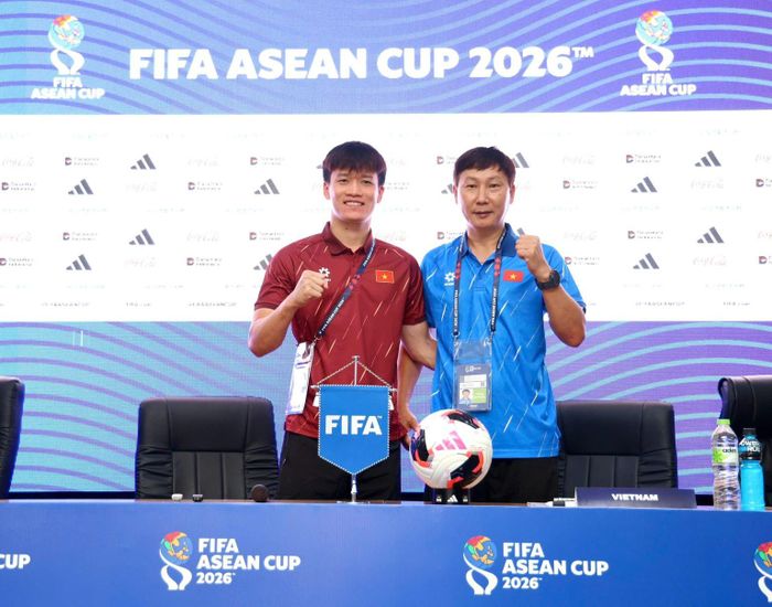 HLV Kim Sang Sik và đội trưởng Hoàng Đức tại họp báo. Ảnh: VFF