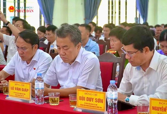 Các đại biểu dự Hội nghị tiếp xúc cử tri Ảnh: Châu San