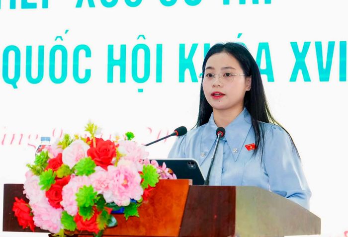 ĐBQH Lo Thị Bảo Vy thông tin dự kiến nội dung, chương trình Kỳ họp thứ Hai tới cử tri Ảnh: MTTQ xã Châu Khê