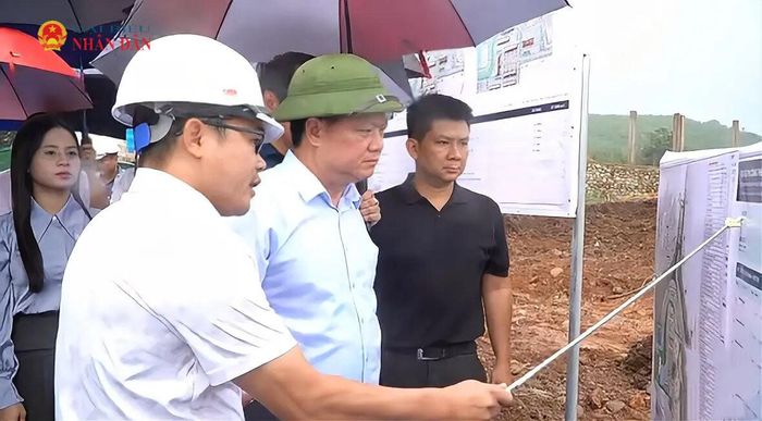 Bí thư Tỉnh ủy Nguyễn Khắc Thận cùng đoàn công tác kiểm tra thực tế công trình xây dựng Trường phổ thông nội trú liên cấp tiểu học và THCS tại xã Châu Khê. Ảnh: Châu San