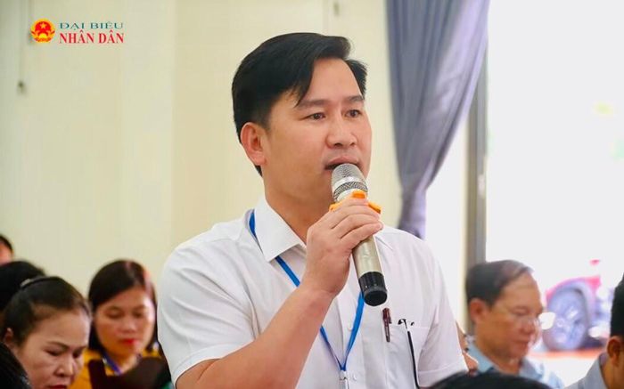 Cử tri xã Châu Khê phát biểu kiến nghị Ảnh: Châu San